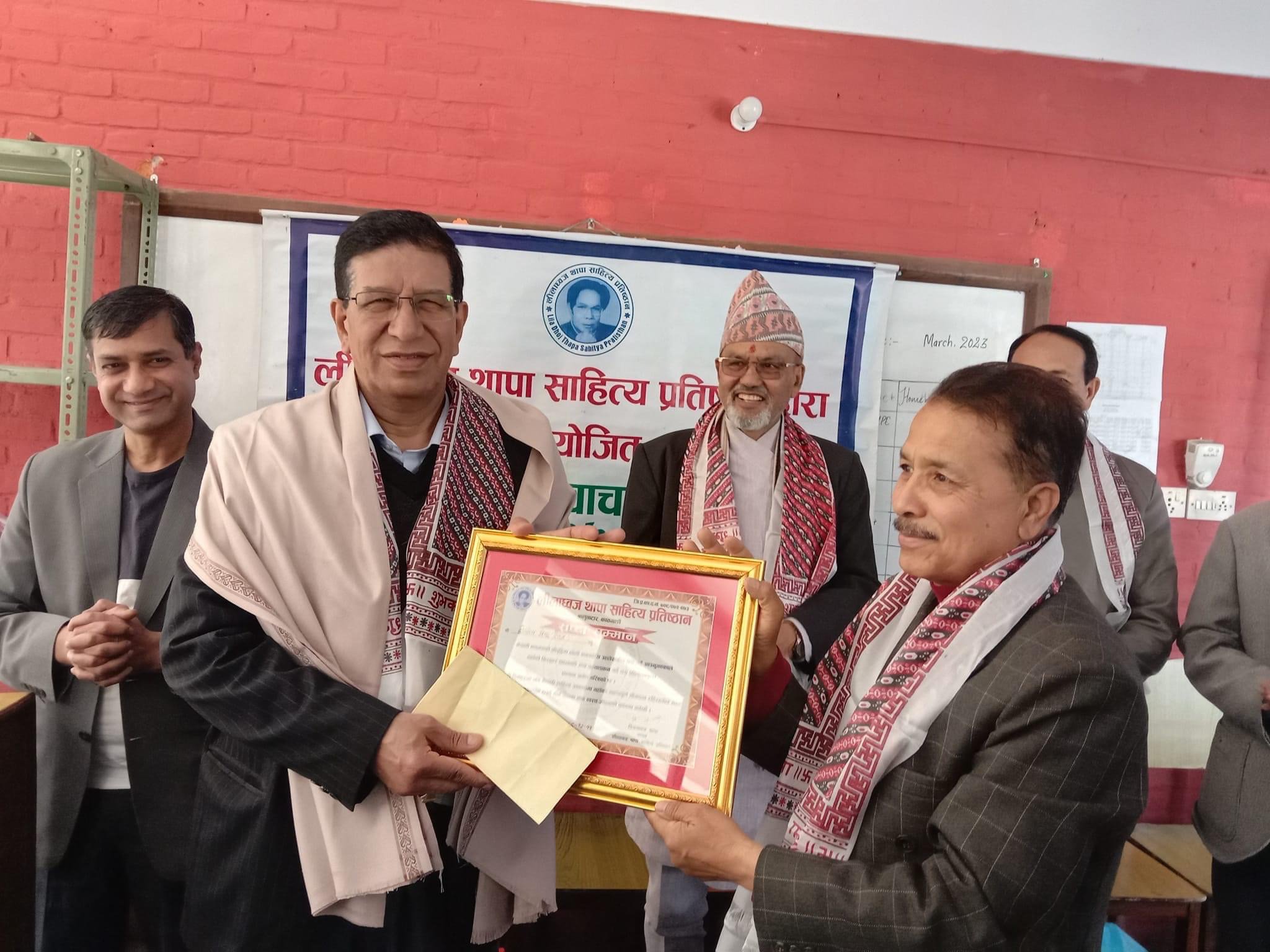 लीलाध्वज थापा साहित्य प्रतिष्ठान द्वारा साहित्यकार श्री ओम श्रेष्ठ ‘’रोदन’’ सम्मानित
