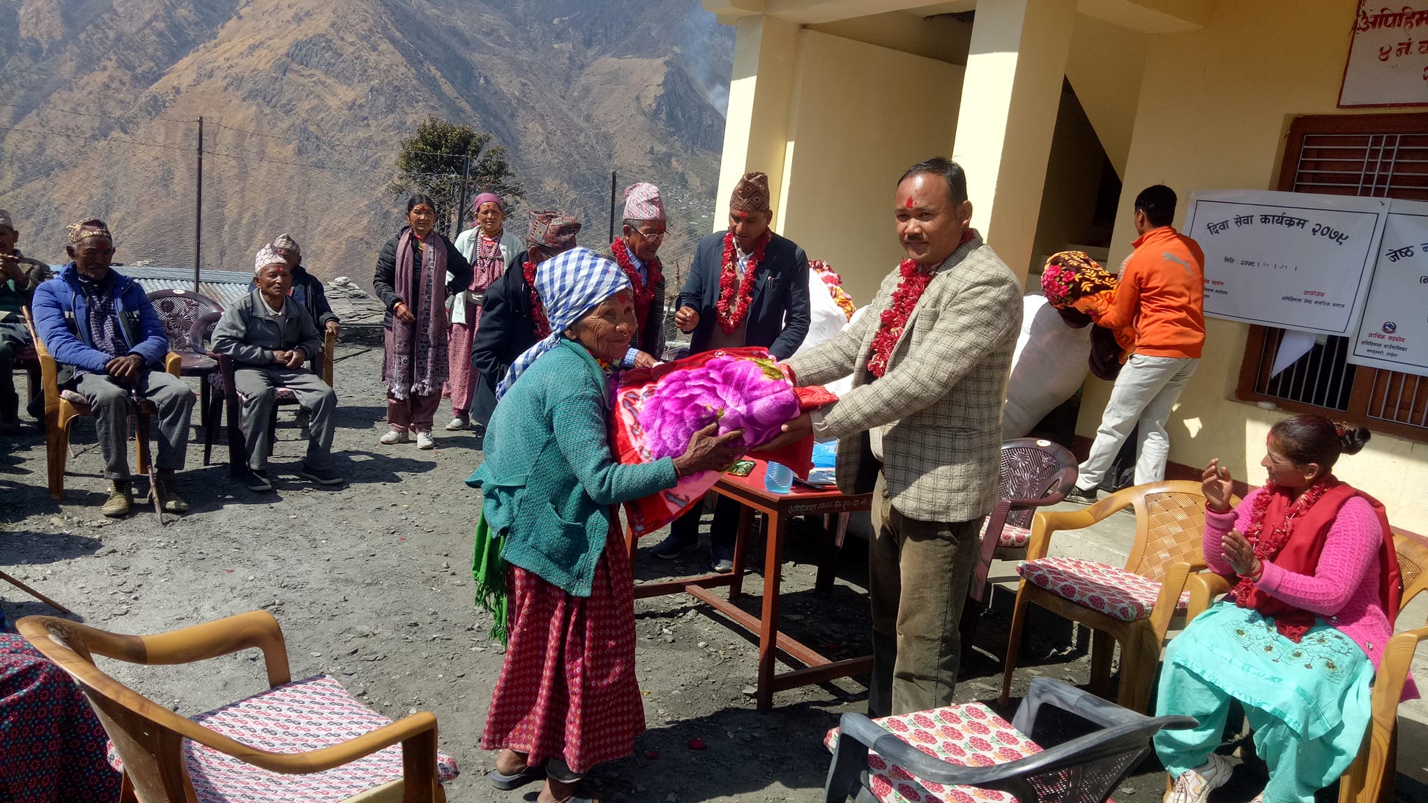अपिहिमालमा जेष्ठ नागरिकहरुलाई कम्बल वितरण