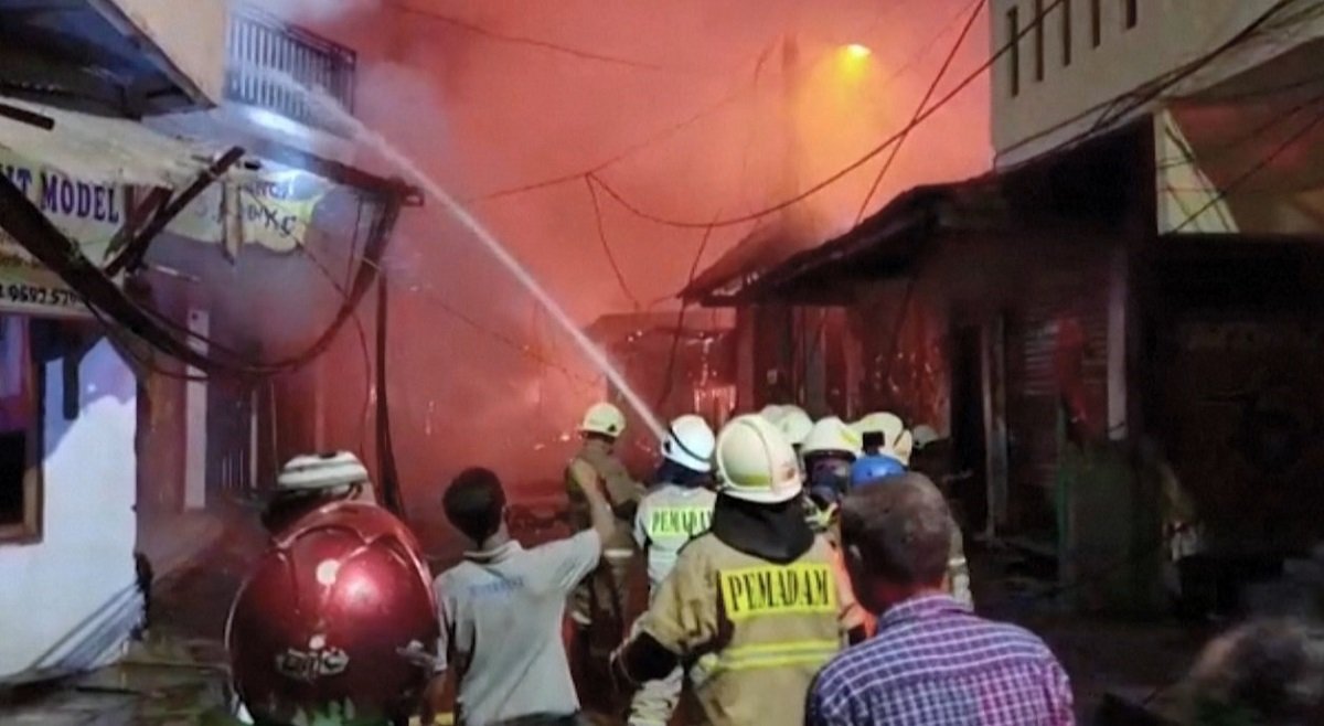 इन्धन भण्डारण डिपोमा आगलागी हुँदा दुई बालबालिकासहित करिब १७ जनाको मृत्यु