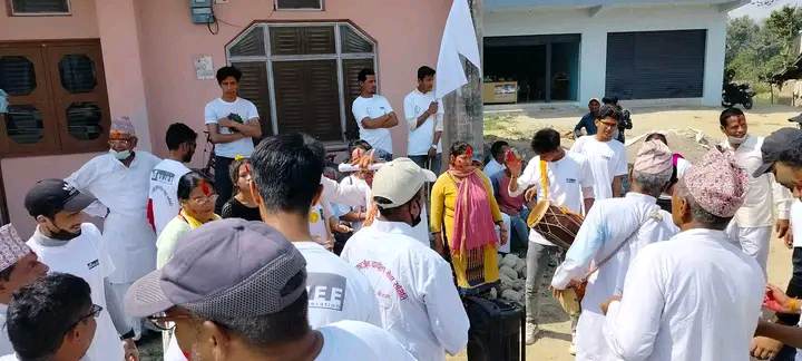 कैलालीमा मालिकार्जुन दार्चुला सेवा समितिले घर-घरमा होली खेलेर होली पर्व मनाउँदै