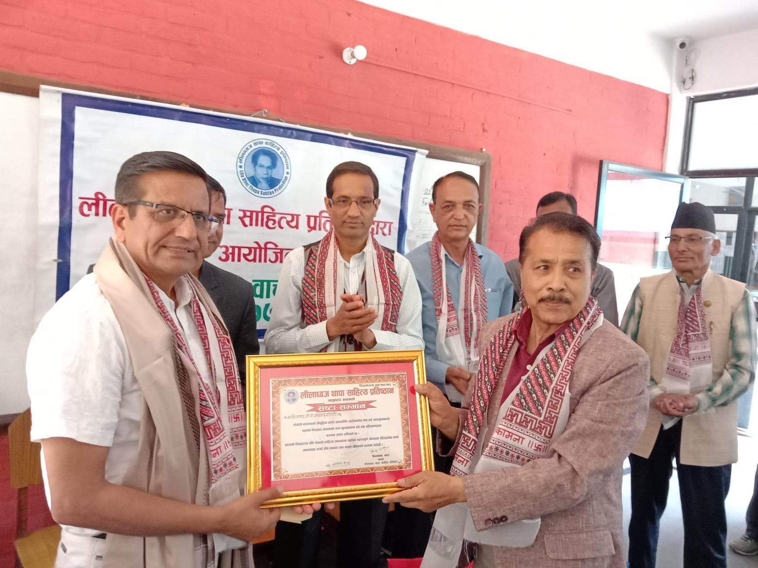 लीलाध्वज थापा साहित्य प्रतिष्ठानद्वारा साहित्यकार प्रा .डा . रामप्रसाद ज्ञवाली सम्मानित