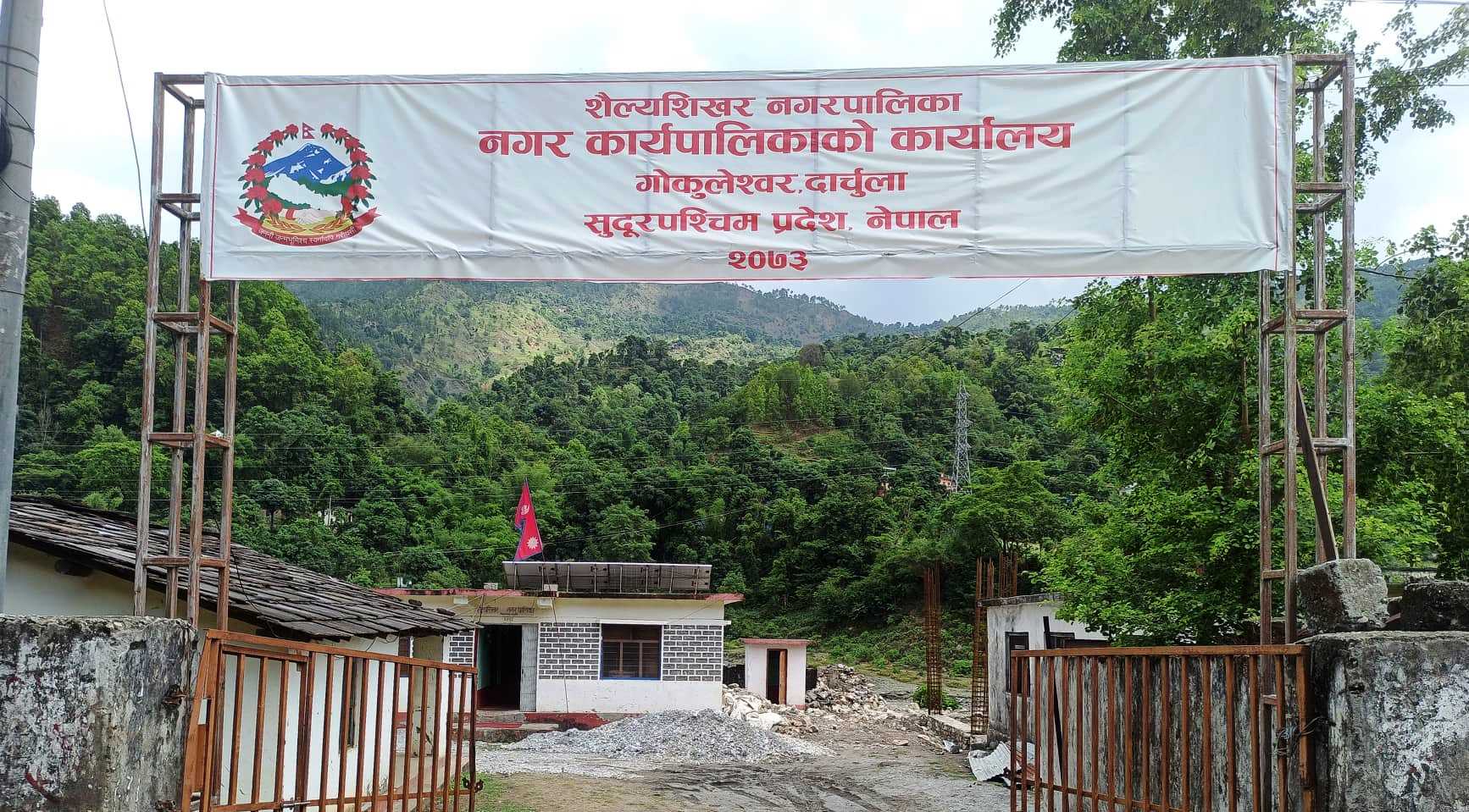 शैल्यशिखर नगरपालिकामा पुग्यो अख्तियारको टोली, कागजपत्र हेर्दै