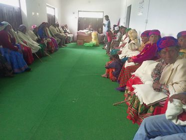 जेष्ठ नागरिक लाई सम्मान स्वरुप कम्मल र फलफूल वितरण