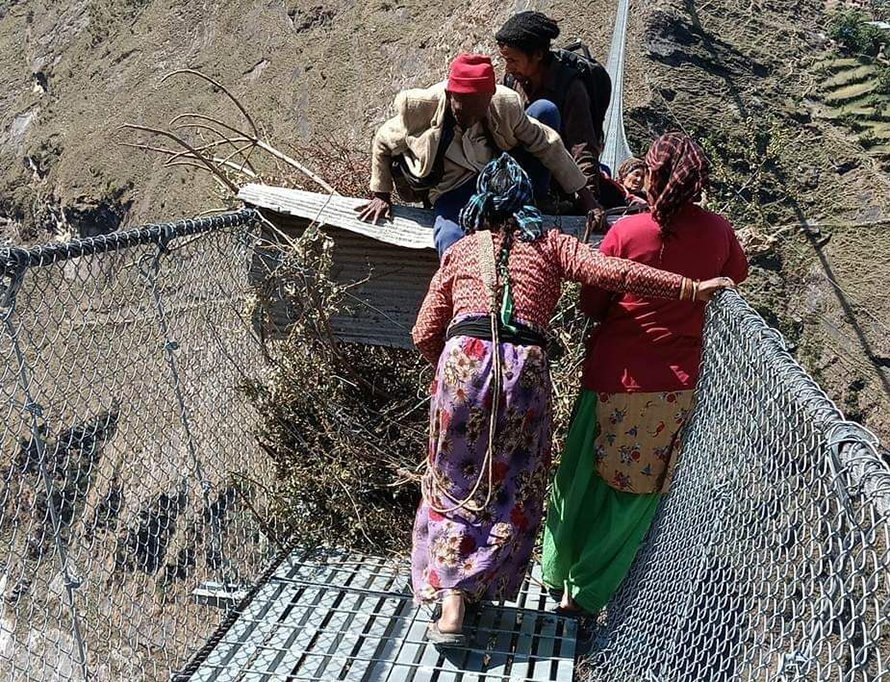 दार्चुलामा काम गर्दाको ज्याला नपाएपछि झोलुग्ङे पुल बन्द