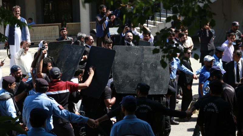 इमरान खानः पाकिस्तानका पूर्वप्रधानमन्त्री गिरफ्तार भएपछिको तनावमा कैयौँको मृत्यु