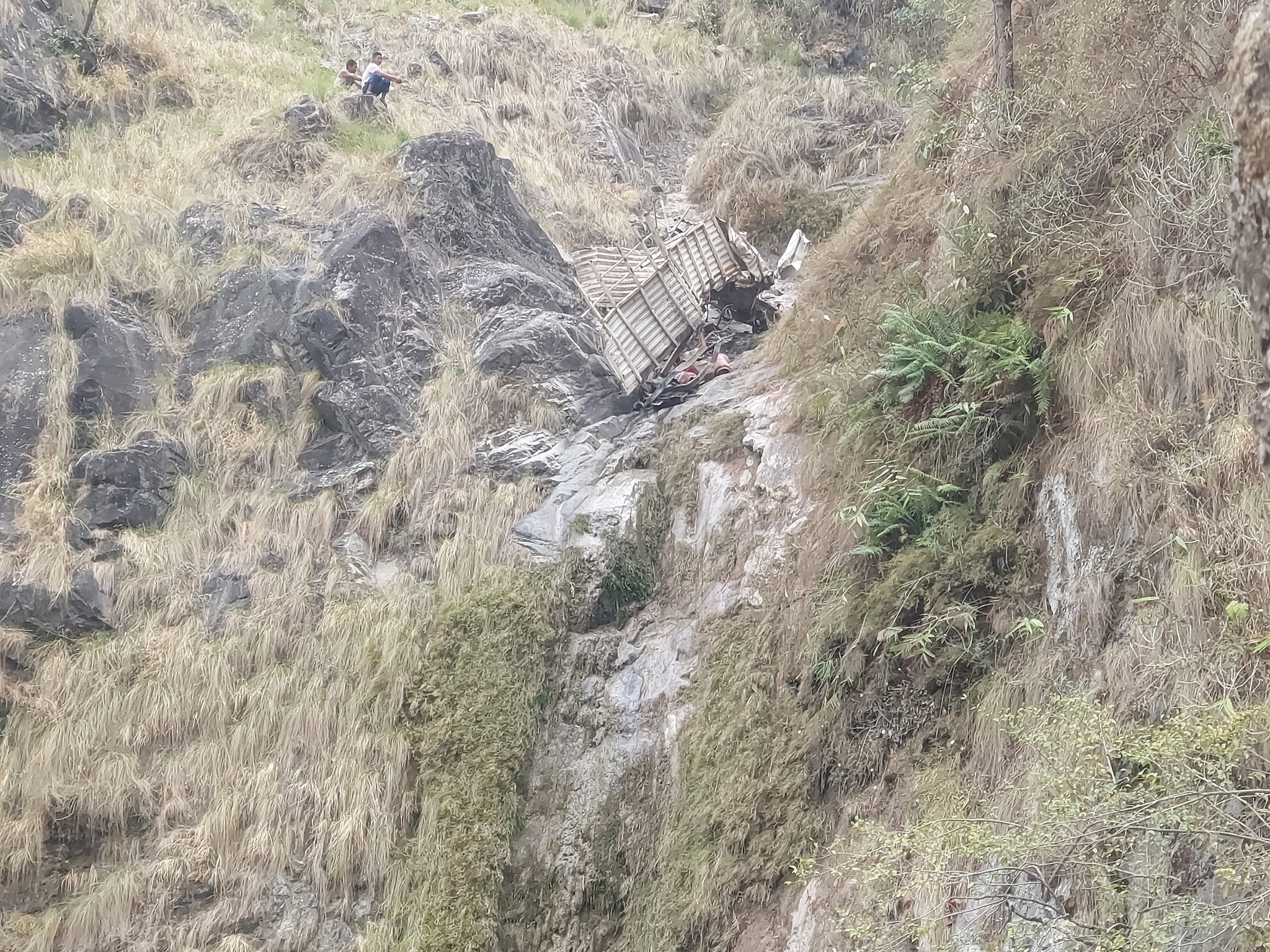 दार्चुलाबाट कैलाली तर्फ जाँदै गरेको मालबाहक सवारी भासु भिरमा दुर्घटना