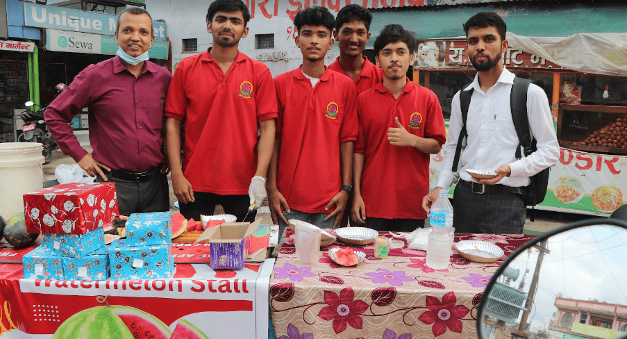 चोक चोकमा बिद्यार्थिको ठेला व्यवसाय