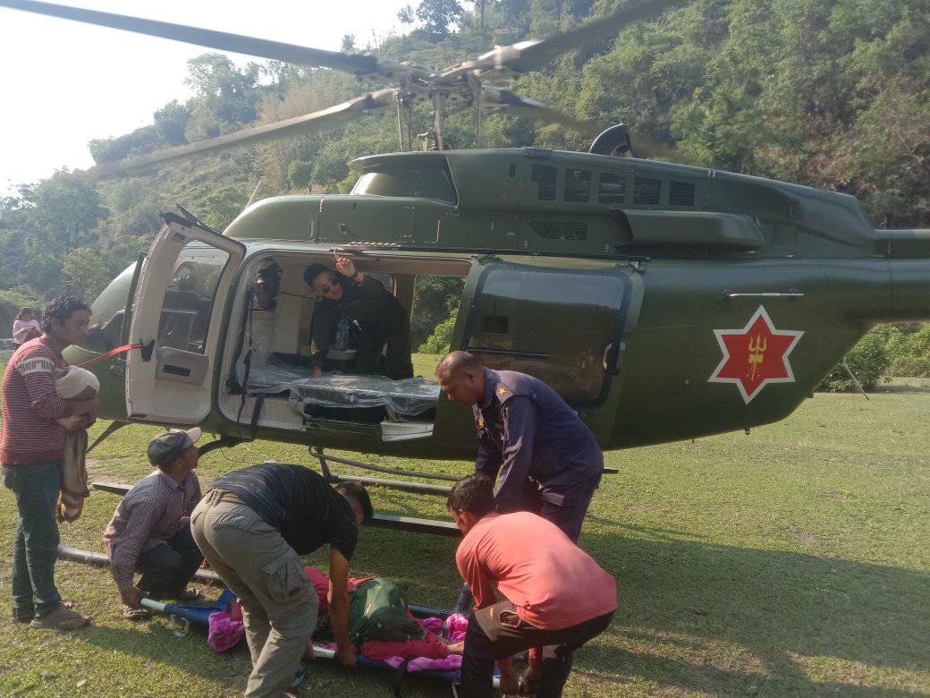 दार्चुलाको लेकमबाट एक सुत्केरी महिलाको हेलिकप्टरमार्फत उद्दार