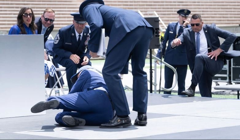 अमेरिकी राष्ट्रपति बाइडेन एयर फोर्स एकेडेमीको कार्यक्रममा लडेपछि …. (भिडियो)