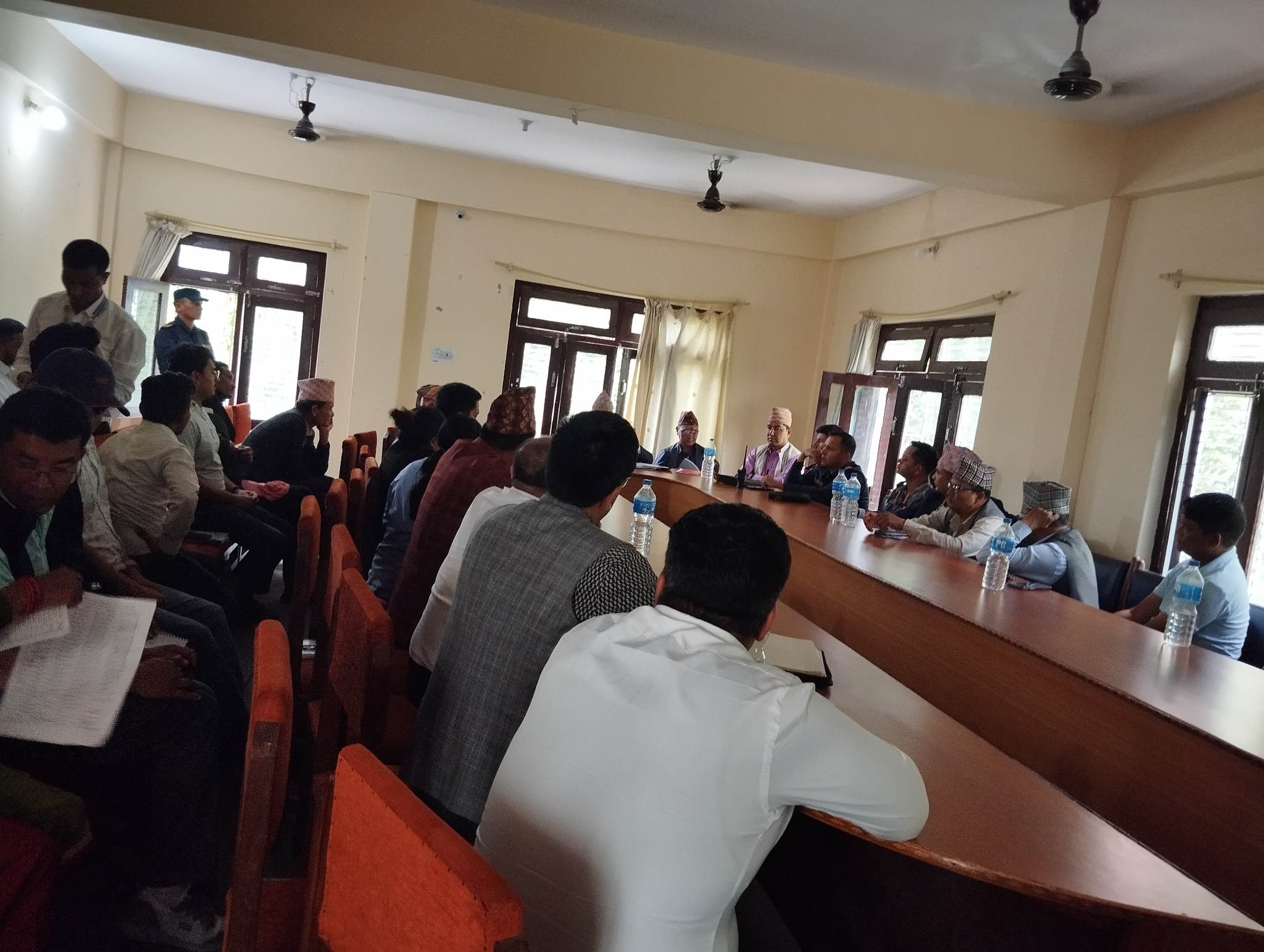 बझाङ चल्ने बस धनगढी फिर्ता भएपछि पाँच दिनदेखि बससेवा बन्द, सिडिओ कार्यालयमा छलफल