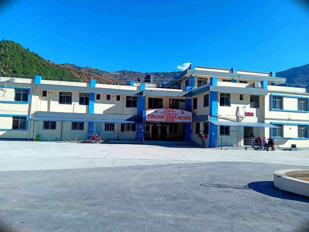 कर्मचारीले गर्दा बिरामी दुख पाउदै जिल्ला अस्पताल बझाङमा