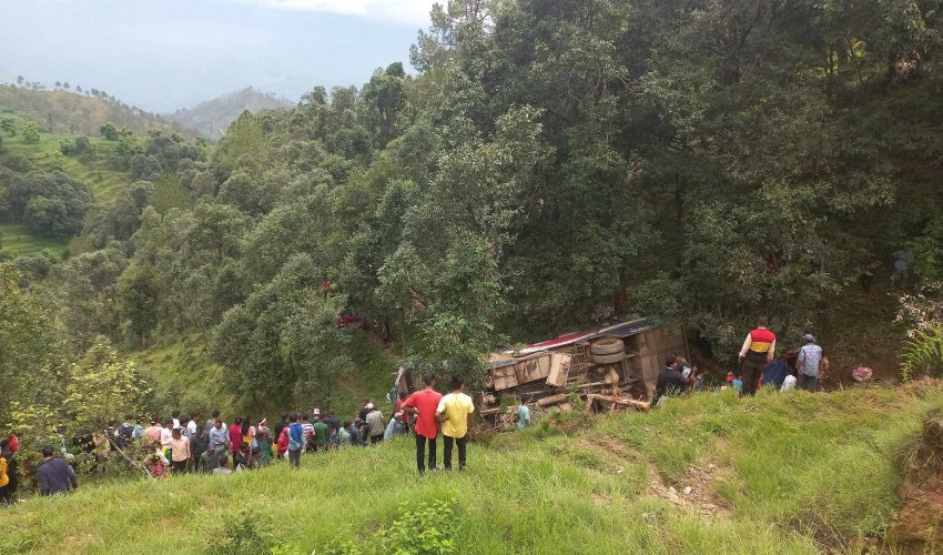 बैतडीमा बस दुर्घटना : एकको मृत्यु, ३८ जना घाइते