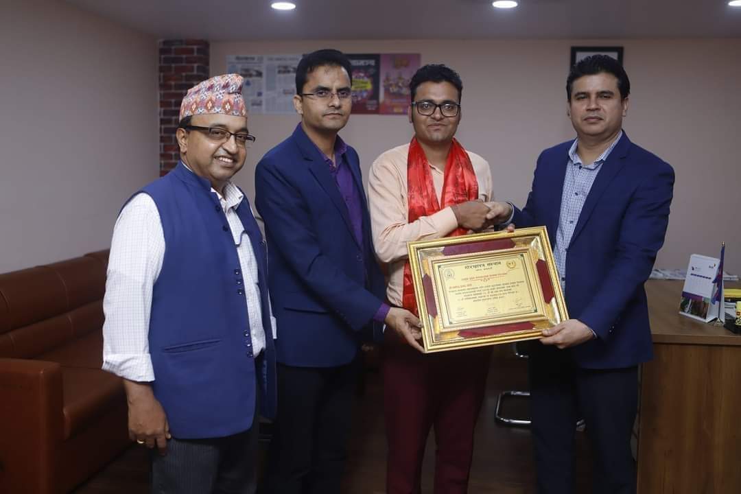 गोरखापत्रबाट उत्कृष्ट संवाददाताको रूपमा सम्मानित लोकेन्द्र जोशीलाई पुरस्कार हस्तान्तरण