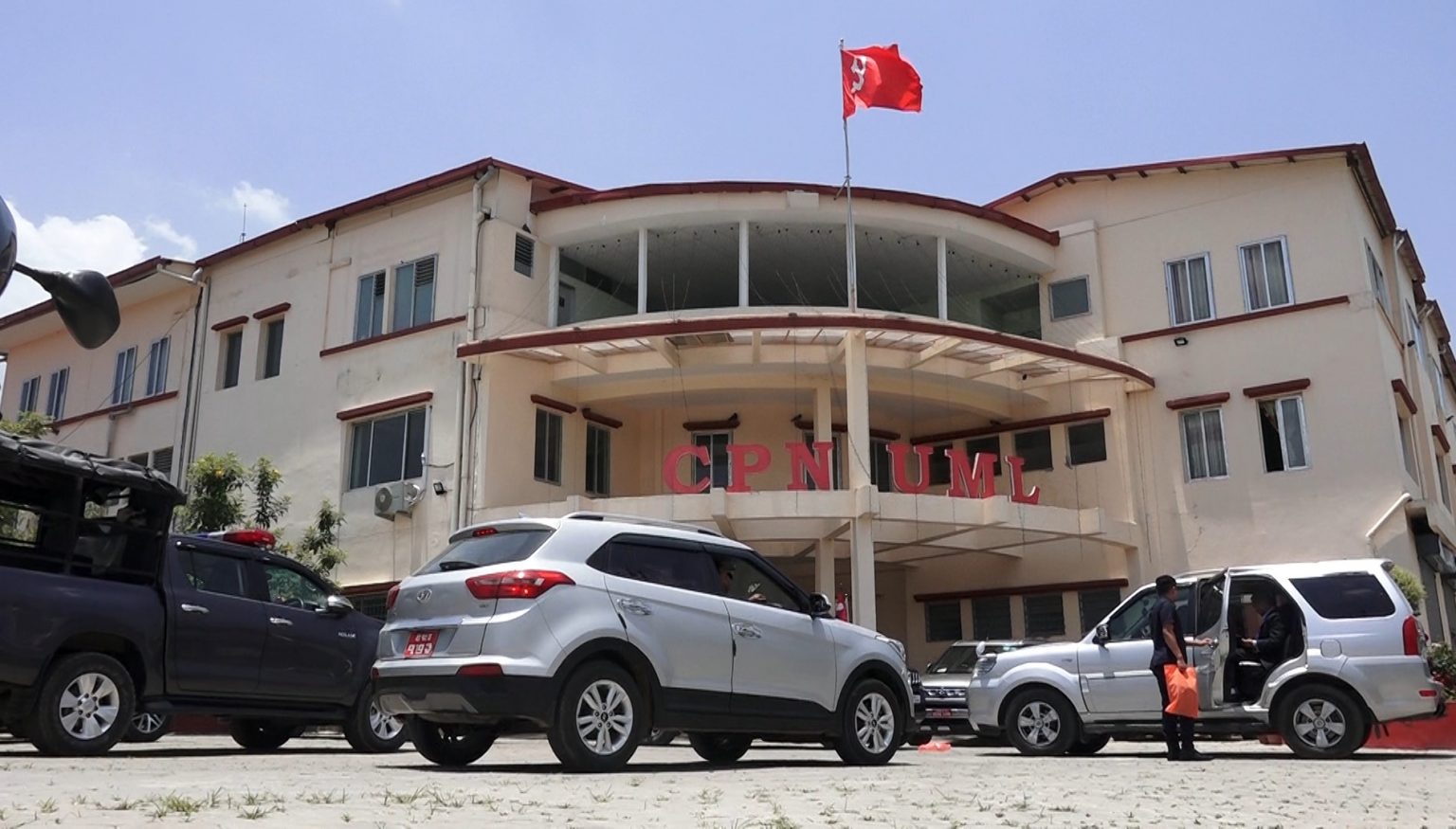 टिकट वितरणमा अध्यक्ष ओलीको एकलौटी भएपछि पार्टीभित्र असन्तुष्टि चुलिँदै