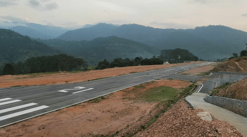 बैतडीको जहाज नचल्ने विमानस्थल बन्यो टिकटक बनाउने थलो