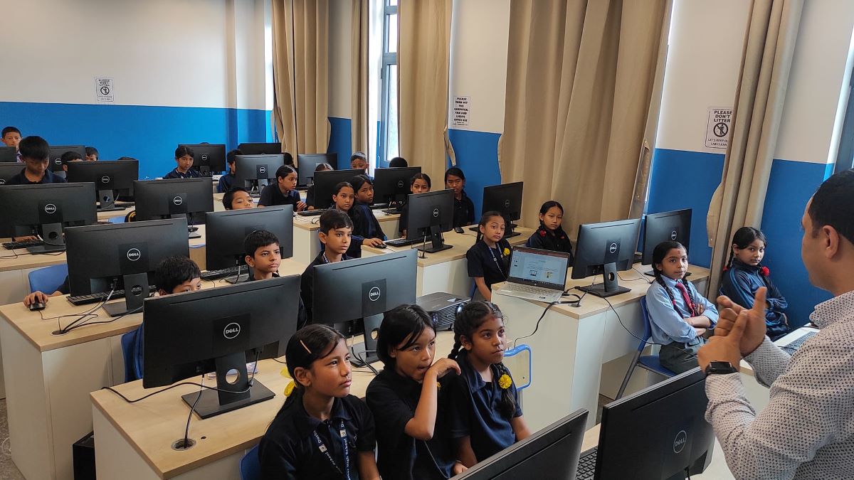 दरबार हाइस्कुलमा ‘रोवोटिक्स कोडिङ’ कक्षा सुरु