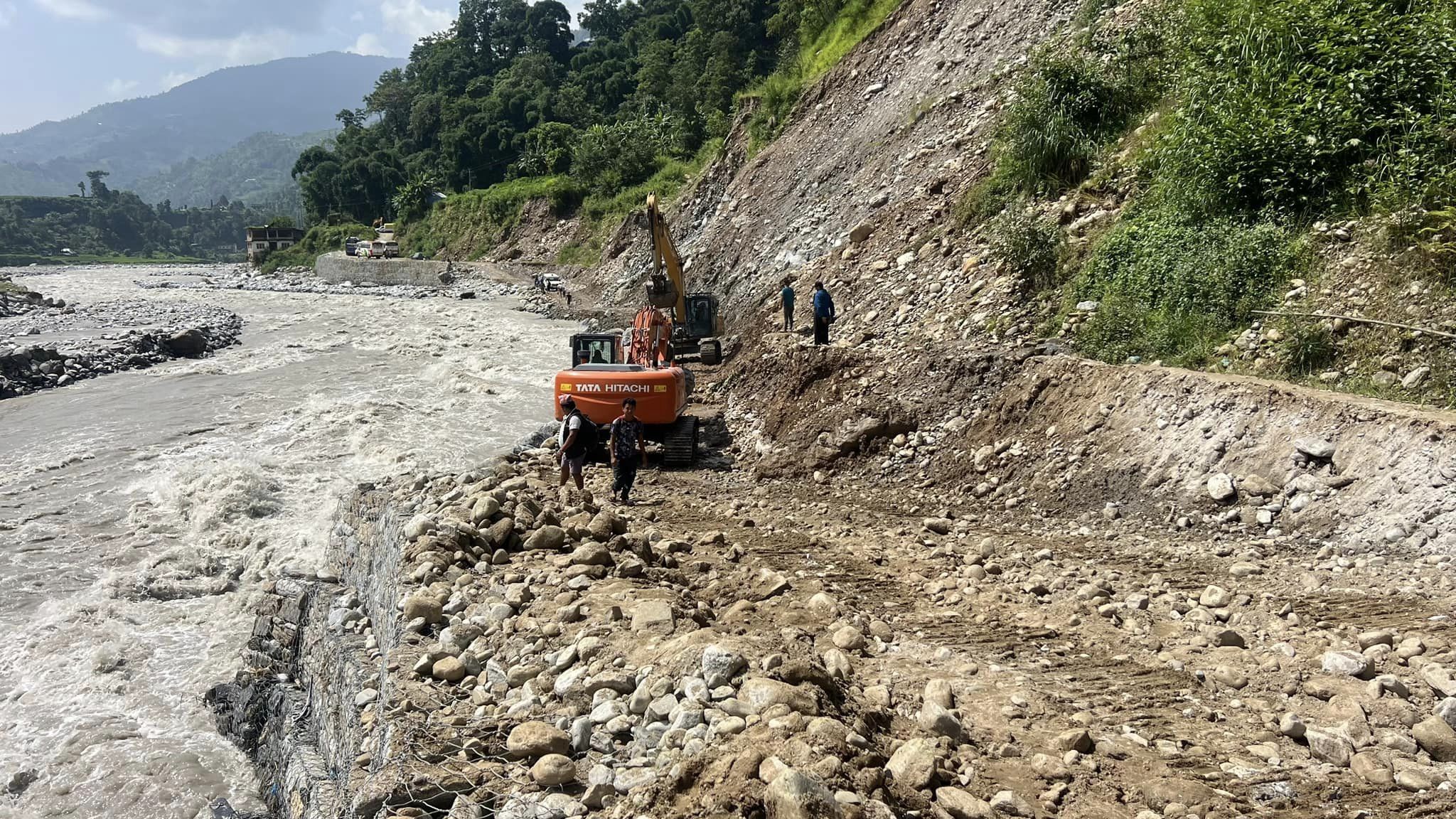 हेलम्बुमा पाँच दिनपछि सडक सुचारु