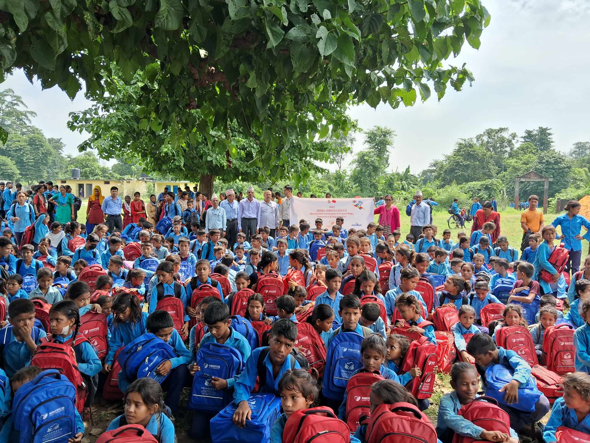 पेसवानद्वारा कञ्चनपुरका ४ विद्यालयमा झोला वितरण