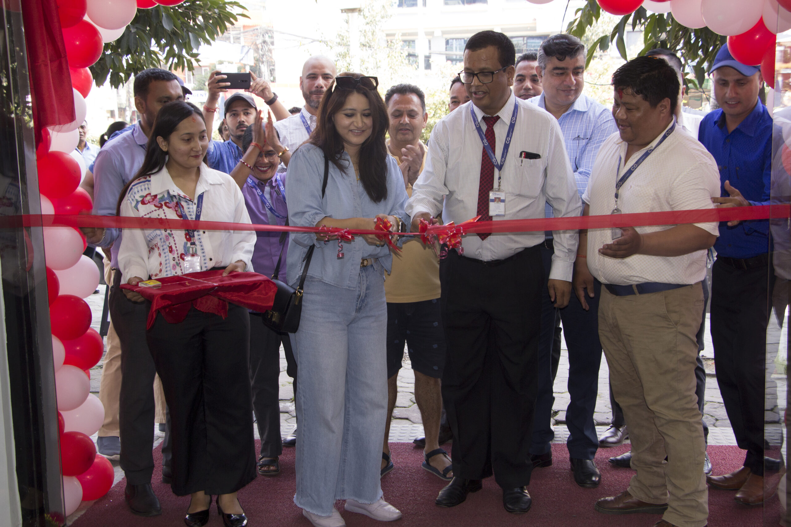 मिनभवनमा रहेको एल जी ब्राण्डको आफ्नै शोरुम विश्वस्तरिय अपग्रेड पश्चात् पुन: शुभारम्भ