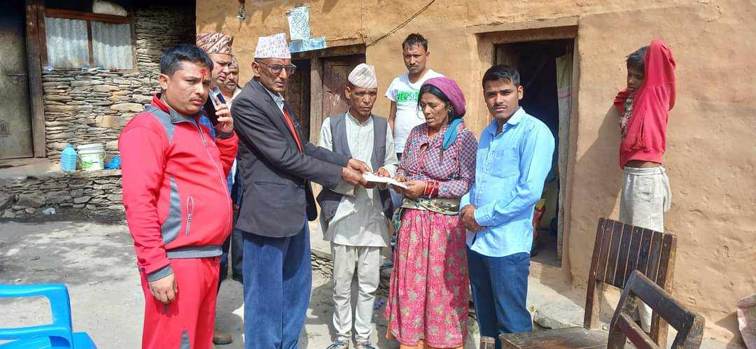 नगर प्रमुख बजालले गरे इजरायलमा मुत्यु भएका नेपालीको परिवारलाई आर्थिक सहयोग