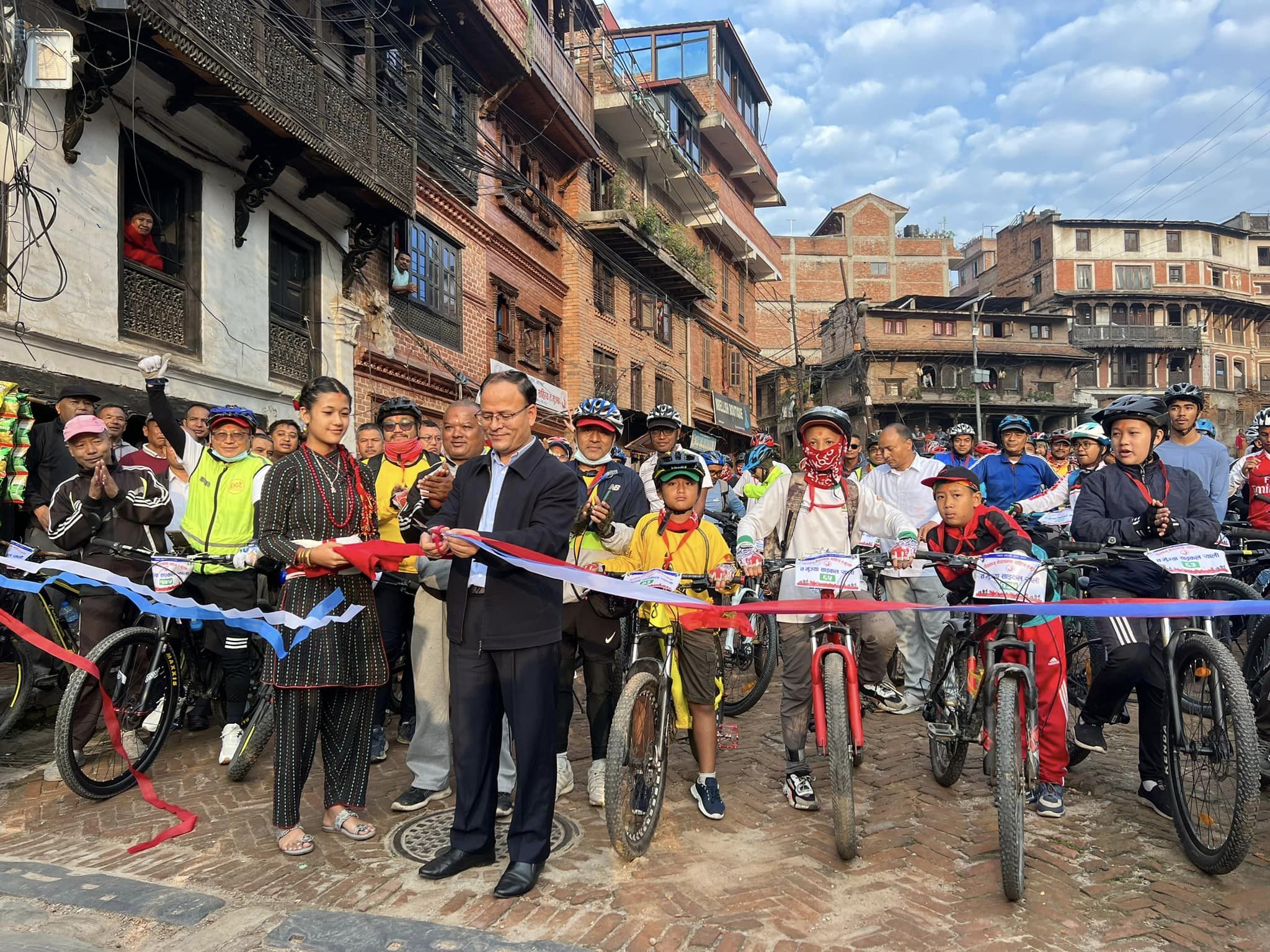 भाषा जाेगाउनका लागि भक्तपुरबाट काठमाडाैं र ललितपुरसम्मकाे साइकल रयाली सुरु