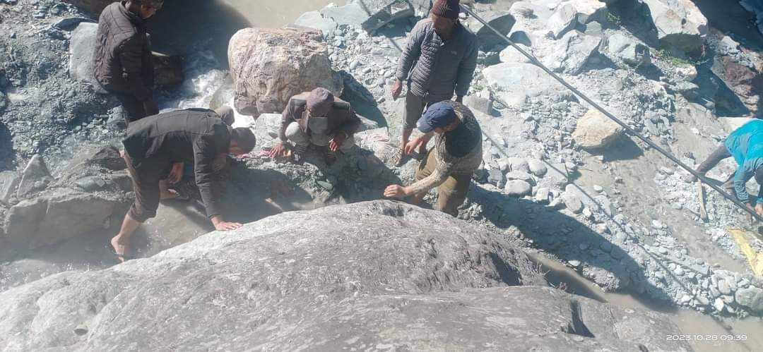 वडा अध्यक्ष खाति आफै गएर निर्माण गरे भत्किएको कुलो