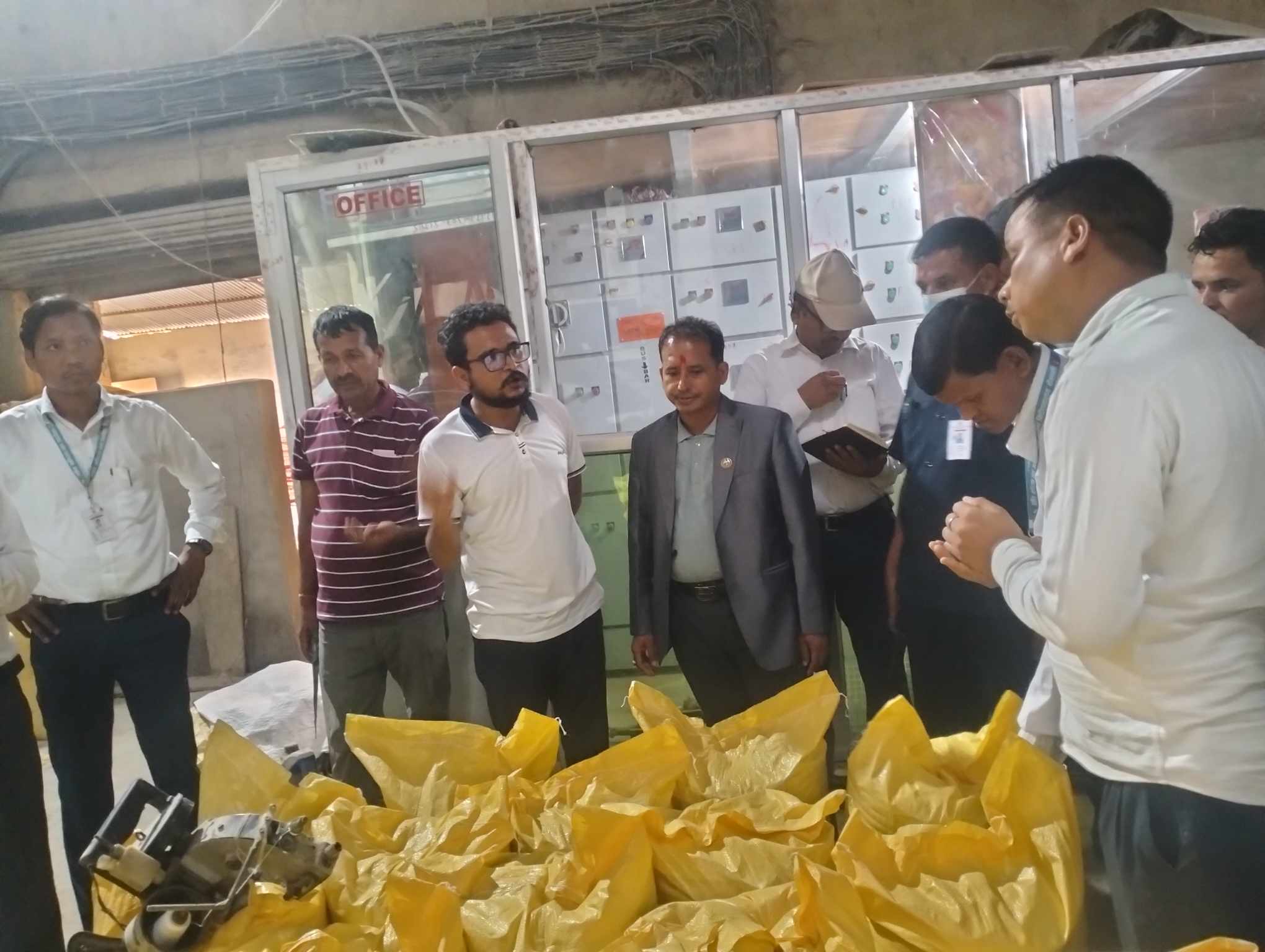 चाडपर्वमा हुने कालोबजारी रोक्न मन्त्री धामी आफैँ निस्किए अनुगमनमा