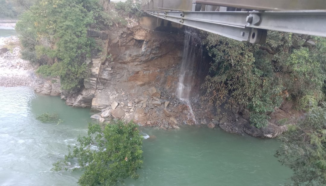 बैतडी-दार्चुला जोड्ने कर्कले पुल भासियो, ठूला गाडी आवागमनमा रोक