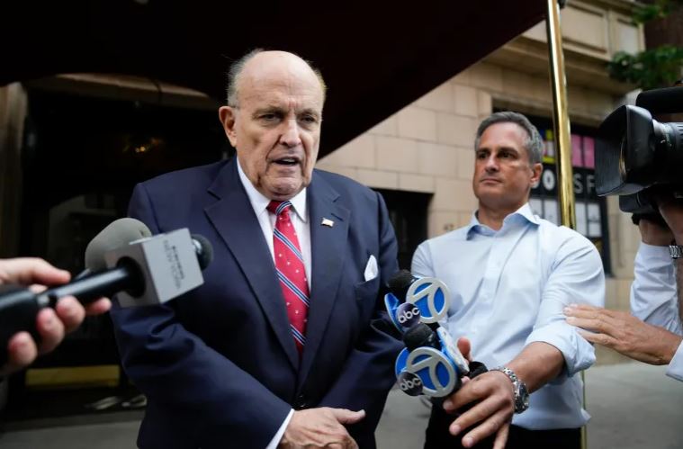 ट्रम्पका पुर्व वकिल तथा न्युयोर्कका पुर्ब मेयरलाइ १४८ मिलियन जरिवाना