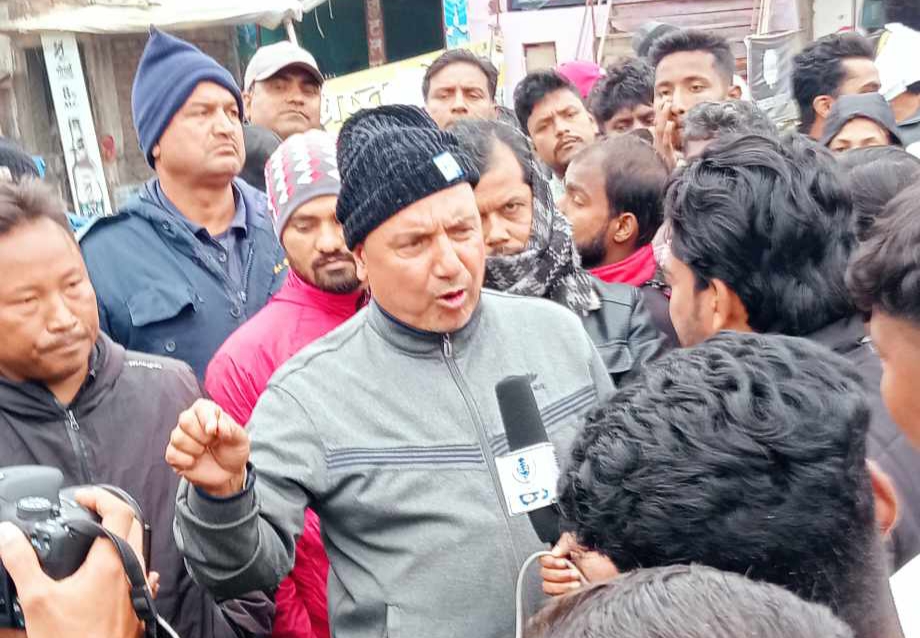 वडा अध्यक्ष रिहाईको माँग गर्दै नगर प्रमुखको नेतृत्वमा सडक जाम