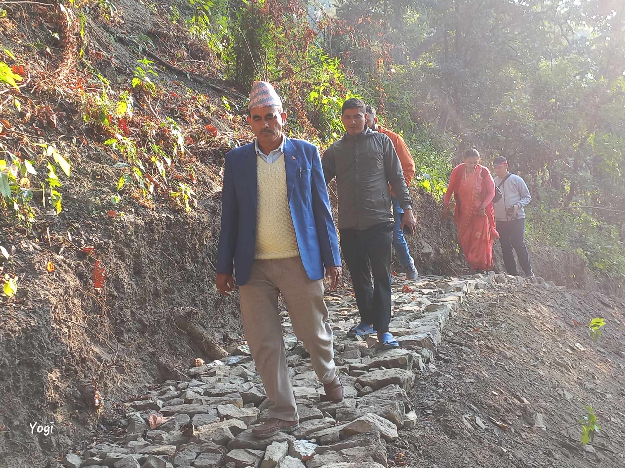 शुक्लाफाँटाको बतासे झरना जोड्न पदमार्ग निर्माण गरिदै