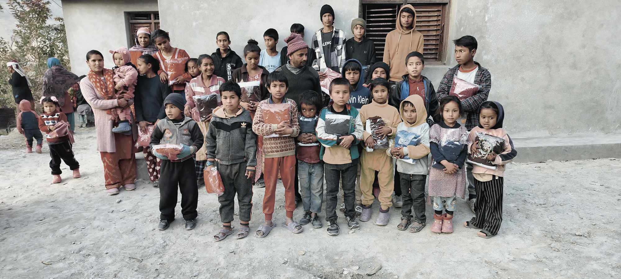 छोरा सम्भव खातिको जन्म दिनमा वडा अध्यक्ष इश्वर खातिले गरे न्यानो कपडा वितरण