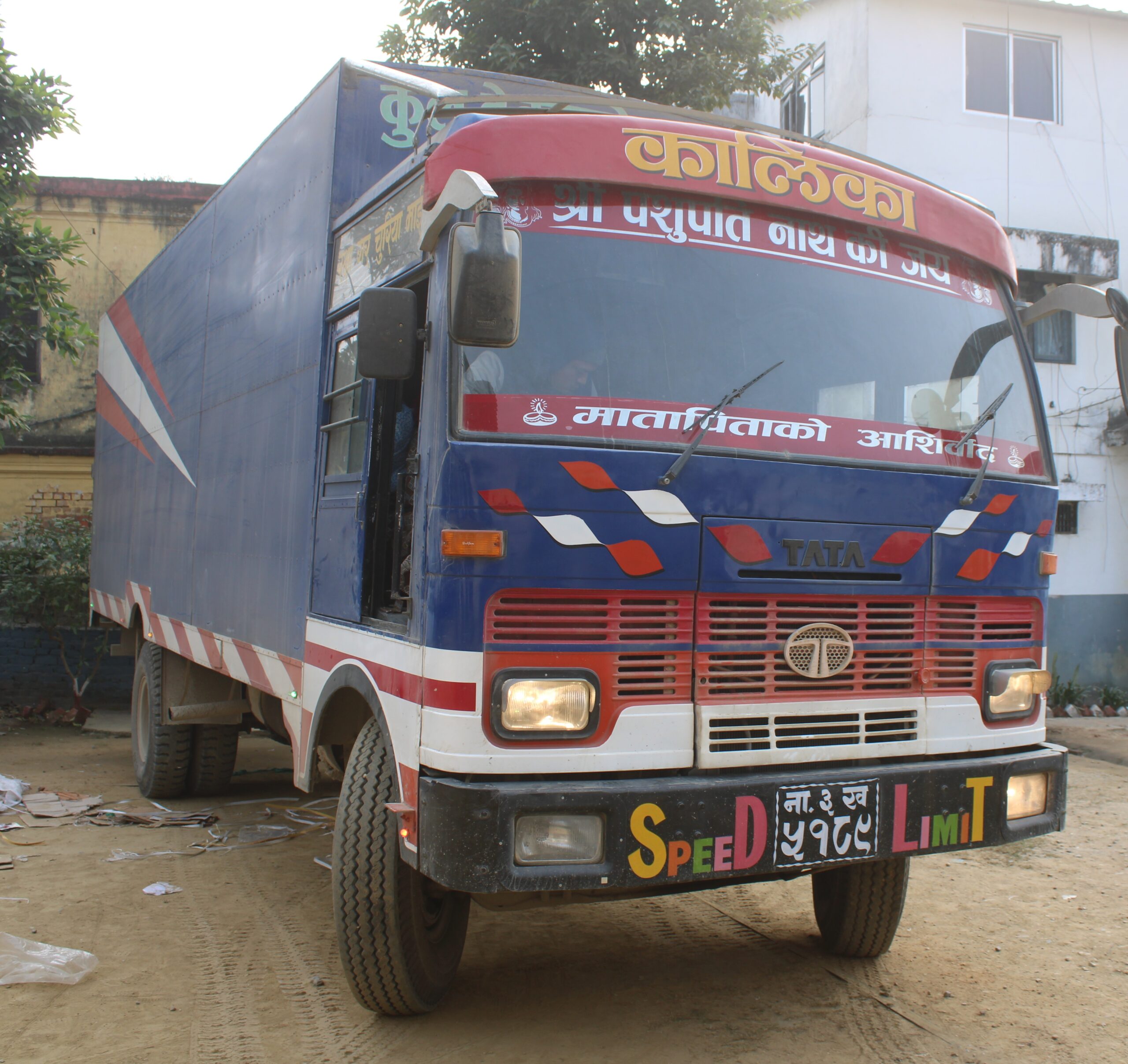 कन्टेनर ट्रकमा ३० लाख बढीको अवैध कपडा र जुत्ता