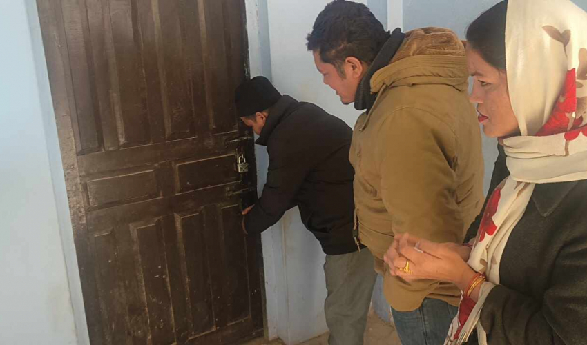 व्यवसायीले लगाए अत्तरिया उद्योग वाणिज्य संघमा ताला