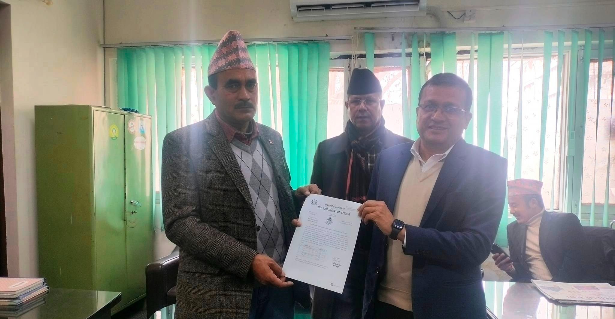 एडीबीद्वारा सञ्चालित आयोजना कार्यान्यनको माग गर्दै सहरी विकास मन्त्रीलाई ज्ञापनपत्र