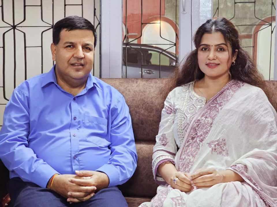 रेखाको उपहारलाई सांसद सुनिल शर्माको साथ