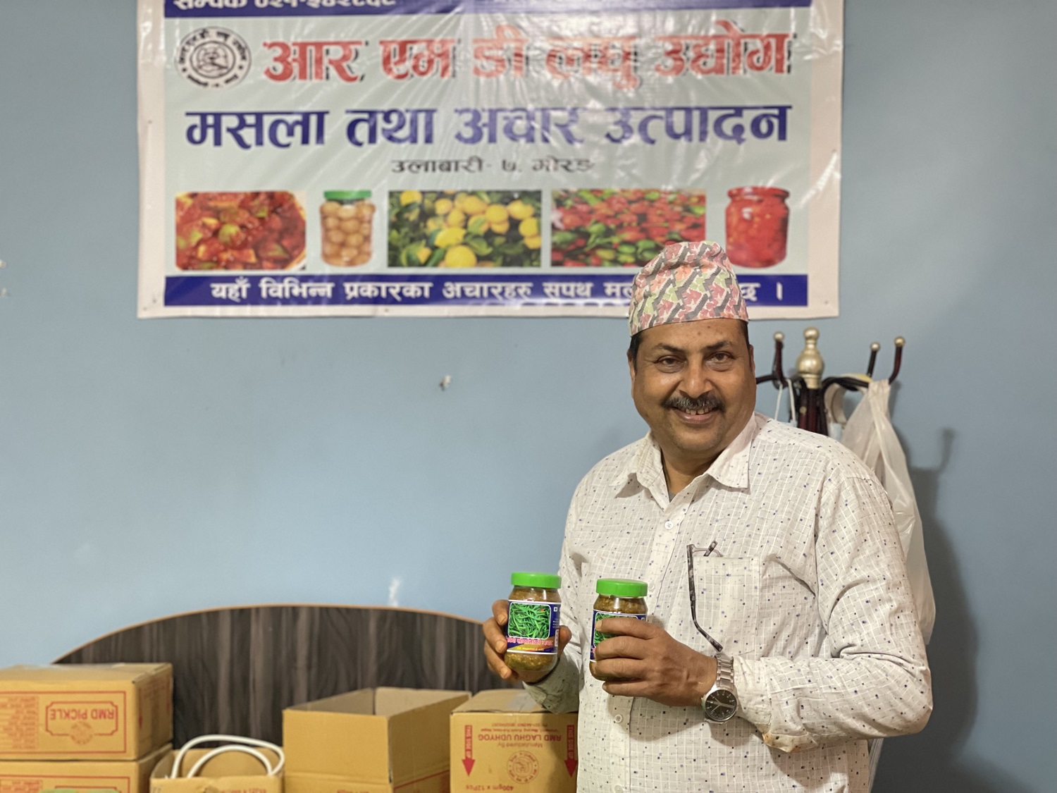 मिठो अचार बेचेर पूर्वमा प्रसिद्धी कमाएका उर्लाबारीका मनोहरि दाहाल