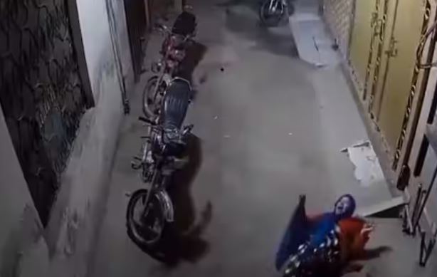 चिकेनमा मसला नहालेको भन्दै श्रीमानले छतवाट फालिदिए श्रीमती