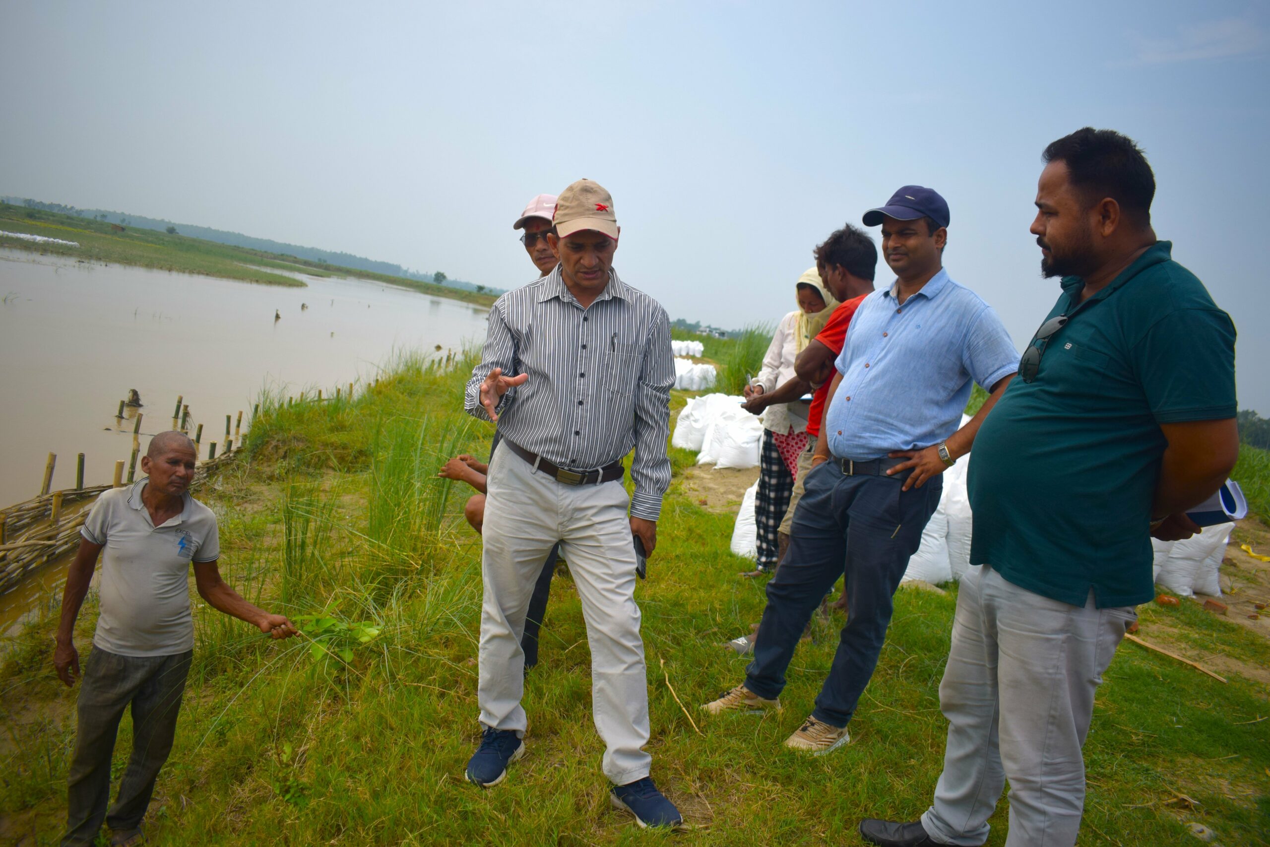 कञ्चनपुरका विभिन्न ठाउँमा निर्माण भईरहेका जैविक तटबन्धको अनुगमन