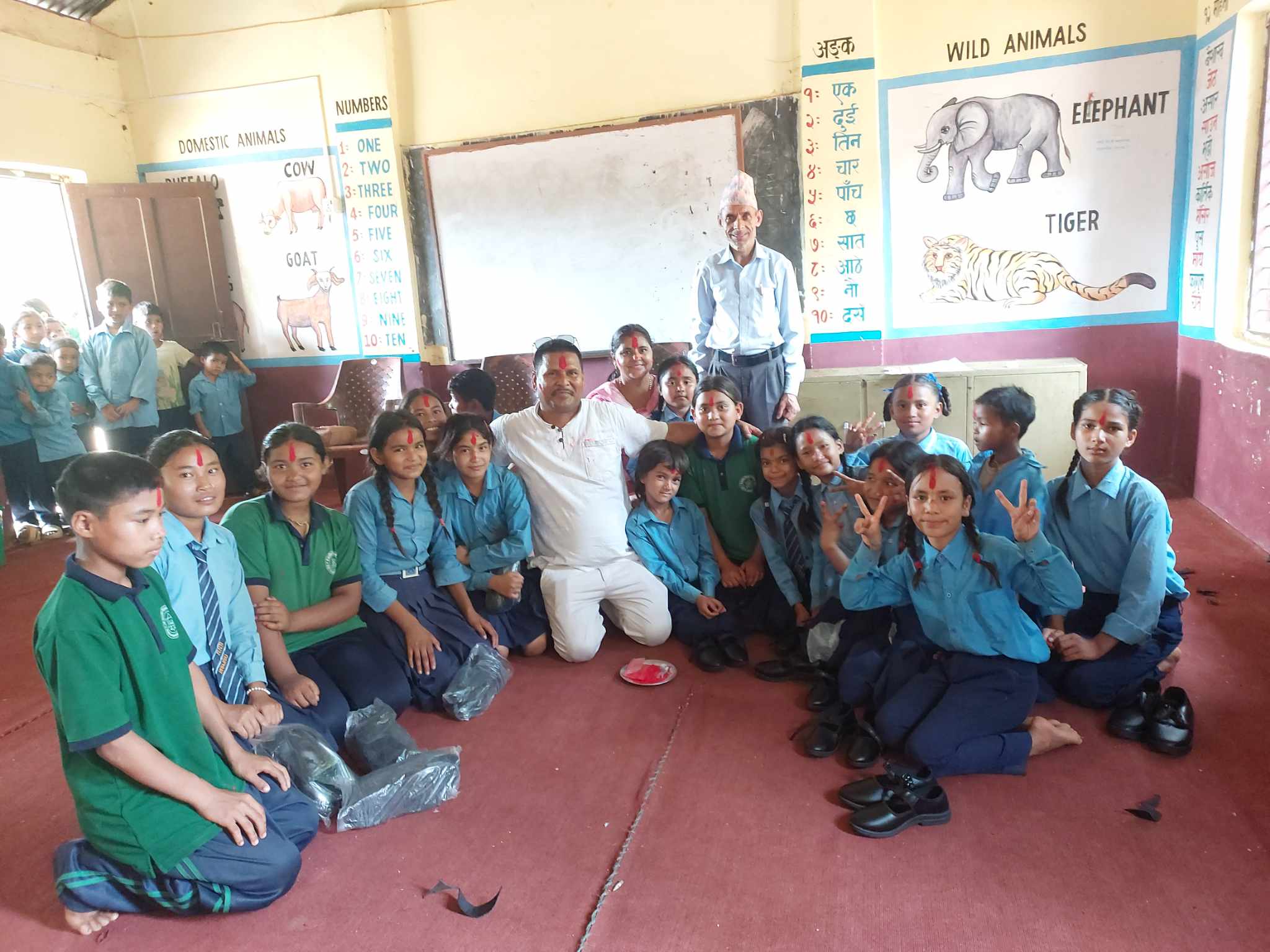 जन्म दिनको अवशरमा समाजसेवि अधिकारीद्धारा शैक्षिक पोसाक सहयोग  