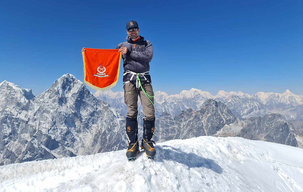 सशस्त्र प्रहरी निरीक्षक सुरज पौडेलबाट सगरमाथाको सफल आरोहण