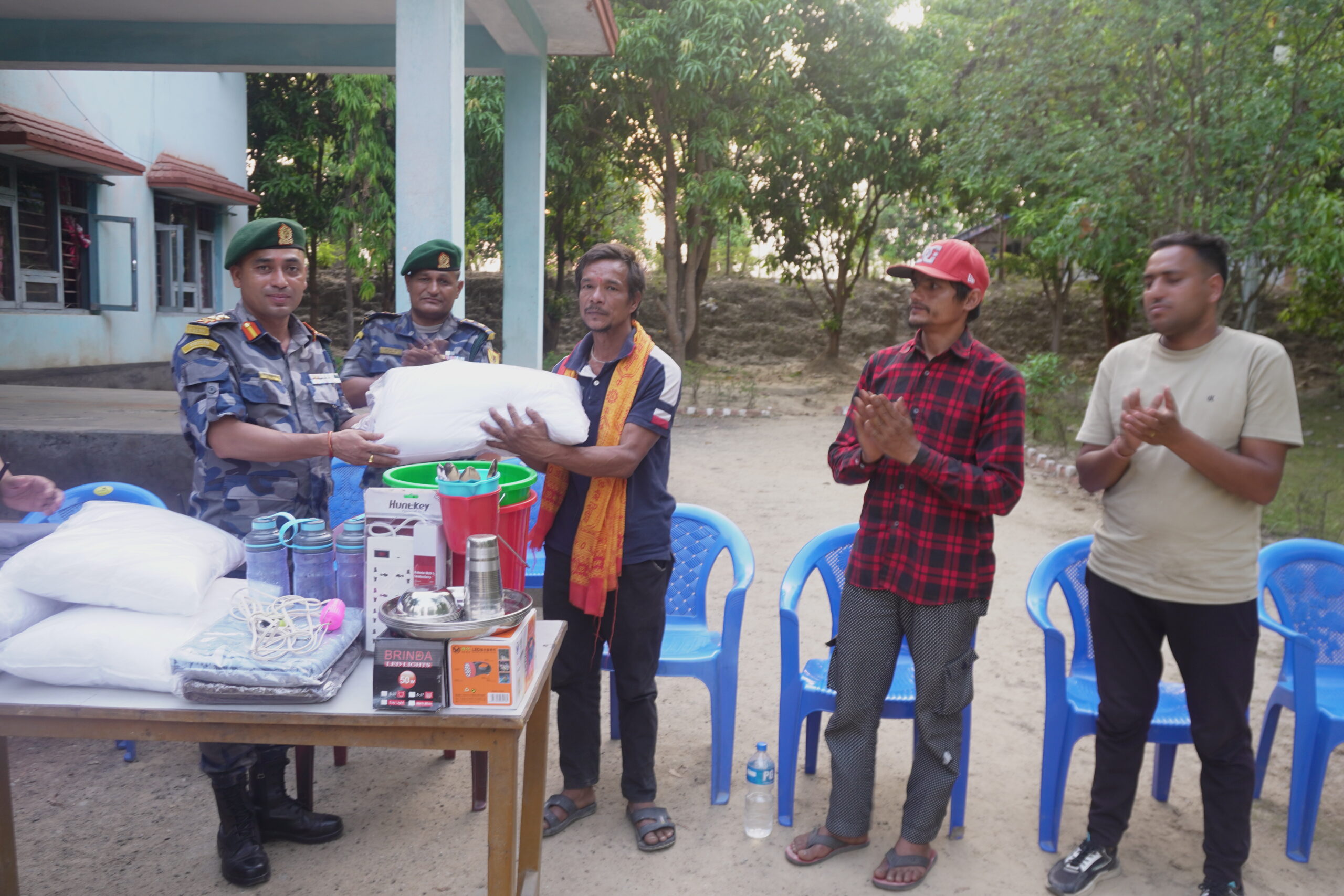 शुक्लाफाँटा नगरपालिका–७ जुडाका आगलागी पिडितलाई राहत वितरण