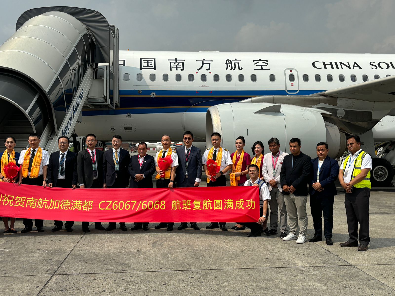 पर्यटनमन्त्रीद्धारा चाइना साउर्दनका क्याबिन क्रुहरूलाई विमानस्थलमा स्वागत, दैनिक दुई उडान हुने