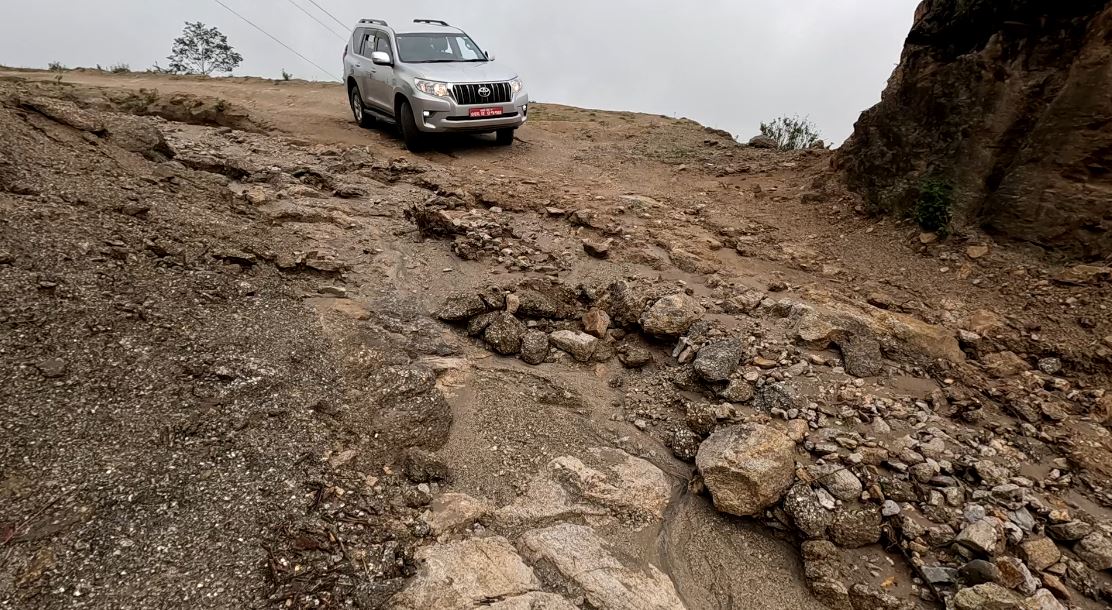 लिम्चुङबुङको दुख : सडक, पर्यटन सल्लाहकार बकेले भने – ‘बोल्ने कुरा धेरै थिए तर मनमा घर कसरी जाने भन्ने चिन्ता छ’