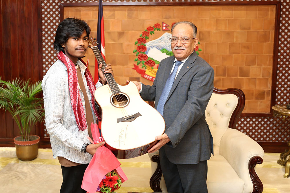 नेपाल आइडल विजेता परियारलाई प्रधानमन्त्रीले दिए गितार उपहार