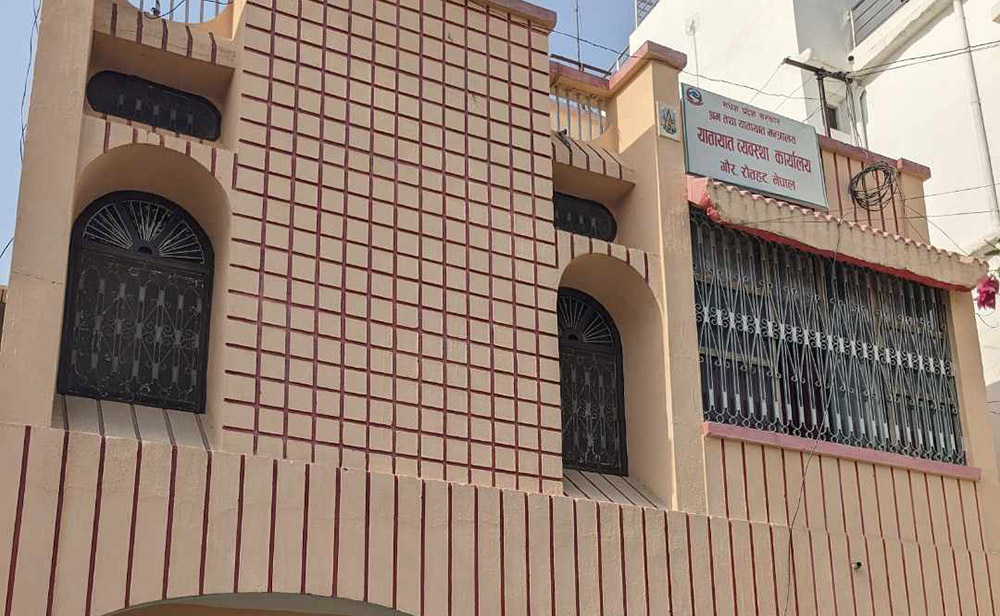 यातायात कार्यालय गौर दलालको केन्द्र, २ जना पक्राउ