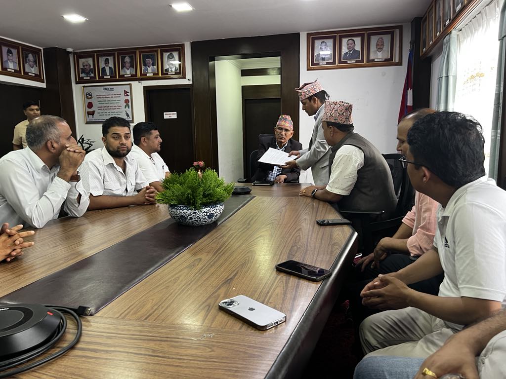 एकता व्यापार संघका अध्यक्ष आचार्य नेतृत्वको टोलीले अर्थमन्त्रीलाई बुझाए १६ बुँदे ज्ञापन पत्र