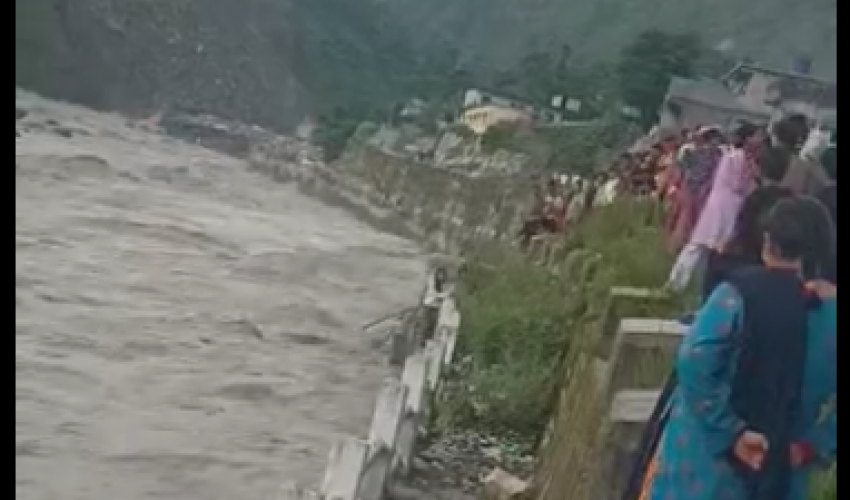 दार्चुलामा महाकाली नदीमा हाम फालेर एक महिला बेपत्ता (भिडियो)