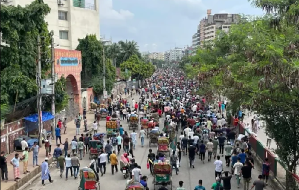 बंगलादेशमा प्रदर्शनकारीले लुटे प्रधानमन्त्री निवास