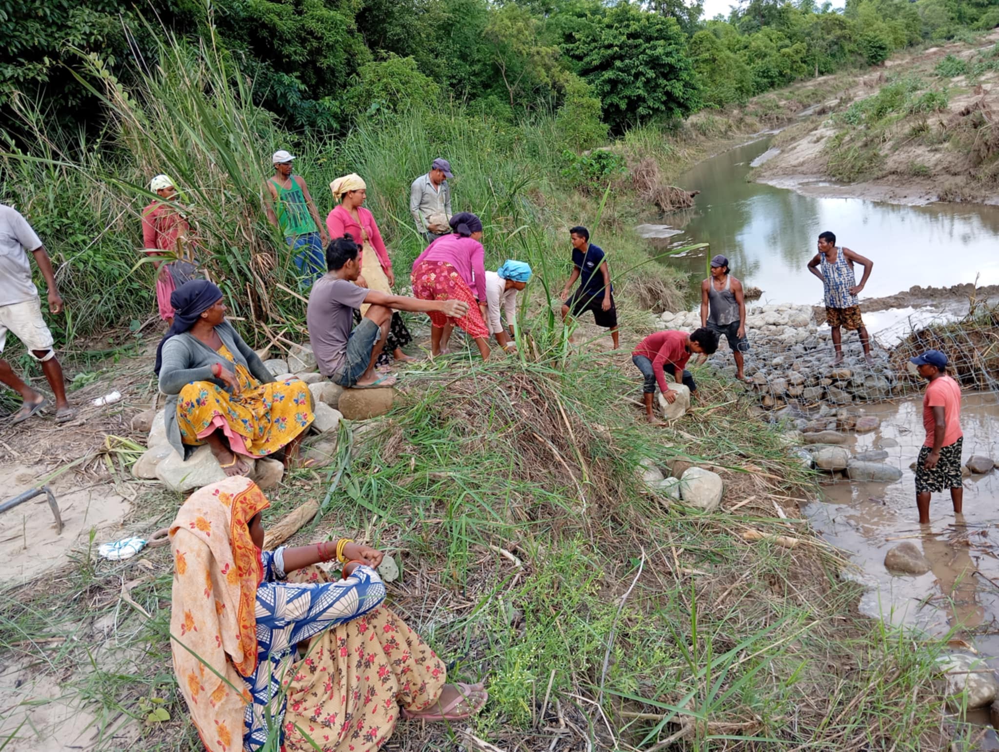 बैजनाथ सामुदायिक वन उपभोक्ता समुहद्वारा श्रमदानमा तटबन्ध निर्माण